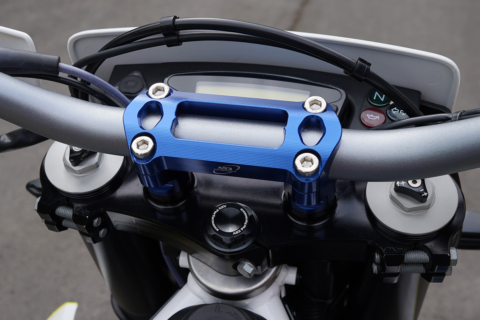 ハリアス AS3 28.6MM HANDLEBAR CLAMPS BLUE HUSQVARNA 701 ENDURO 2016-2018