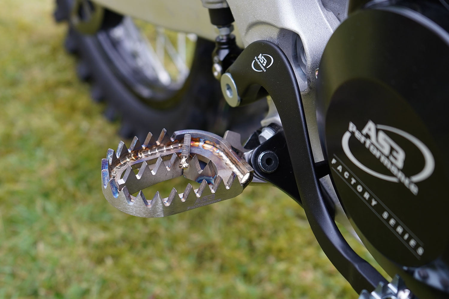 Zxyler パッセンジャーフットペグ シルバー ユニバーサル 折りたたみ式